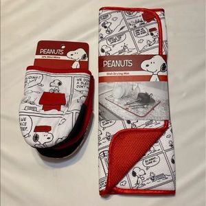 NWT Peanuts Snoopy classic comic strip 2 mini oven mitts and drying mat, 16 x 18